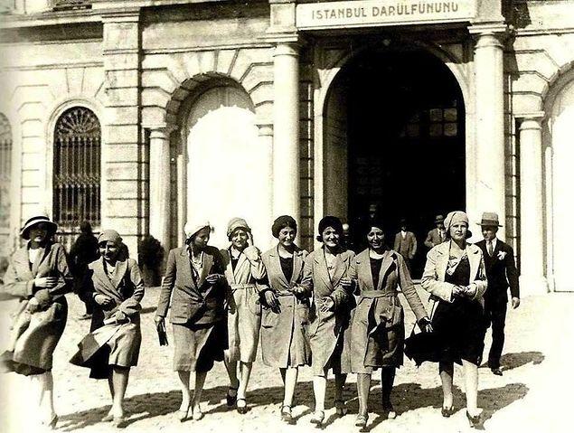 İstanbul Üniversitesi önü, 1935.