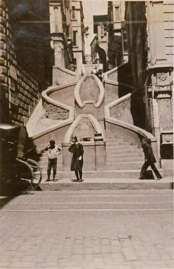 6. Kamondo merdivenleri, İstanbul, 1920.