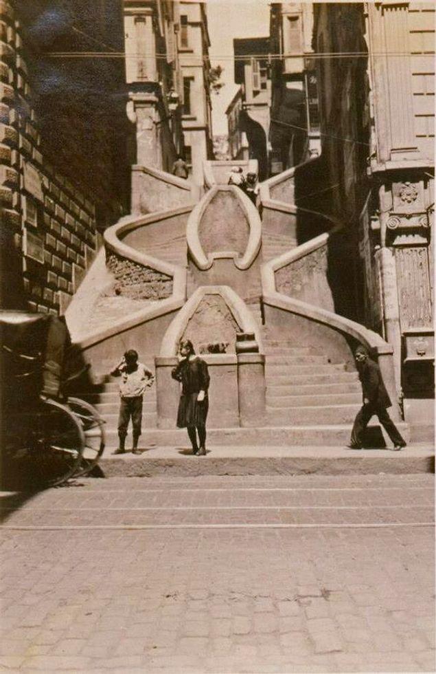 Kamondo merdivenleri, İstanbul, 1920.
