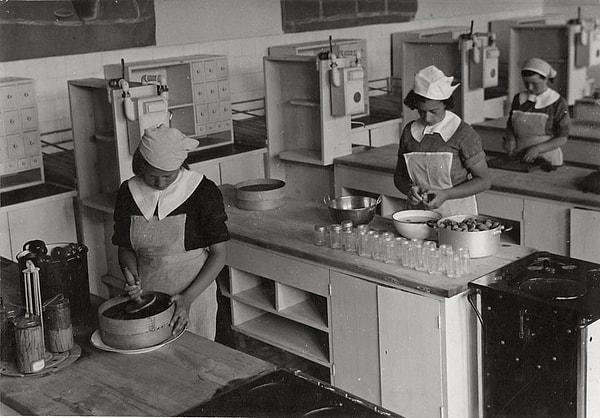 13. İsmet Paşa Kız Enstitüsü'nde mutfak kültürü dersi, Ankara, 1930.