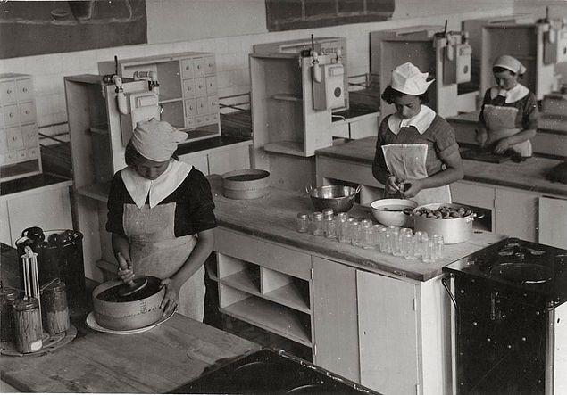 İsmet Paşa Kız Enstitüsü'nde mutfak kültürü dersi, Ankara, 1930.