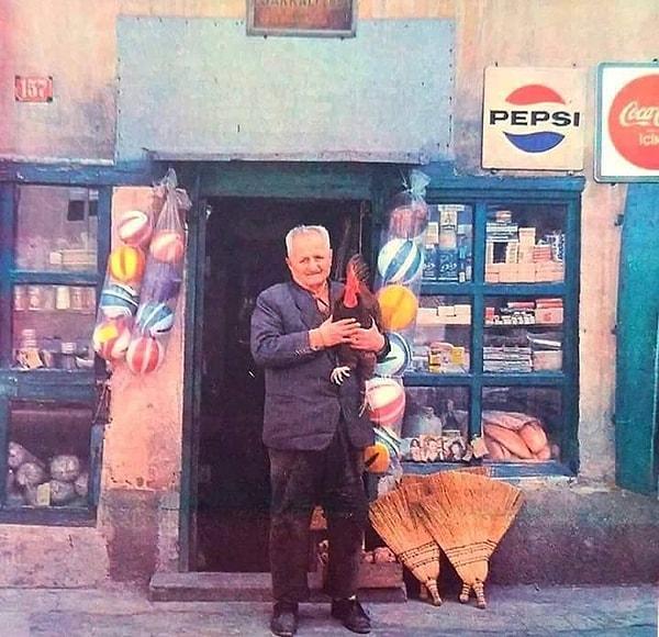 14. Bir mahalle bakkalı, İstanbul, 1970.