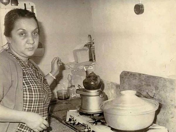 18. Adile Naşit yemek yaparken, İstanbul, 1960.