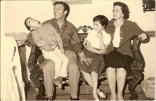 23. Münir Özkul ailesi ile birlikteyken, İstanbul, 1955.
