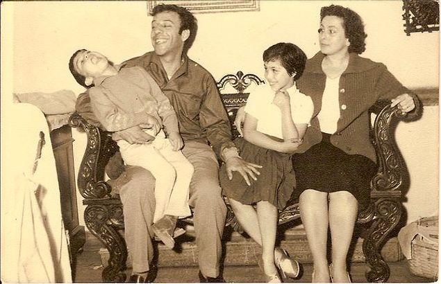 Münir Özkul ailesi ile birlikteyken, İstanbul, 1955.