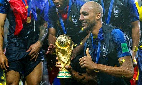 2018 Dünya Kupası'nda Fransa Milli Takımı'nda yer alan Nzonzi, kupayı kaldırmayı başarmıştı.