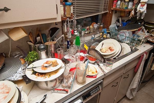 8. Lavaboyu kirli bulaşıkları biriktirmek için kullanmak.