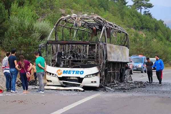 Çorum'dan İstanbul'a giden Sabri Çolak yönetimindeki 34 FA 7999 plakalı, Metro Turizm'e ait yolcu otobüsünde, henüz belirlenemeyen bir nedenle yangın çıktı.