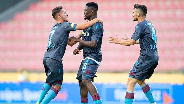 Trabzonspor, deplasmanda oynadığı karşılaşmada rakibi karşısında sahadan 2-2’lik beraberlikle ayrıldı. Bordo-mavililer, rövanşta her türlü galibiyetin yanı sıra, 0-0 ve 1-1’lik beraberliklerde de turu geçecek.