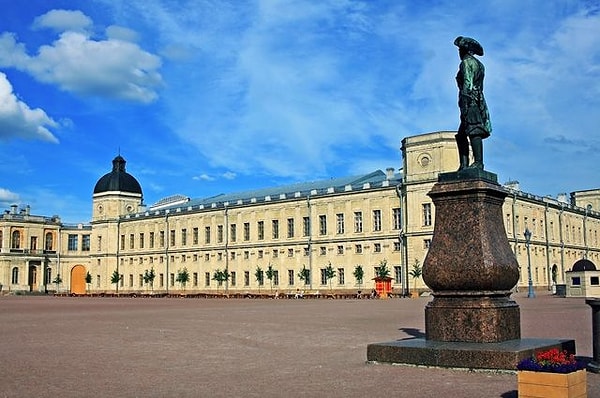 1. Жителей города Гатчина называют...