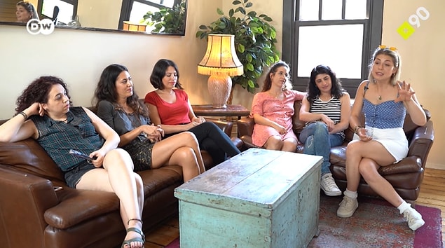 Evlilik kurumundan ve kadın cinselliğinden mizahi bir dille bahsederken ön yargıları da yıkan grup, ilk kez 2016'da "Çok da Fifi Hatunlar Stand-Up" adıyla sahne aldı.