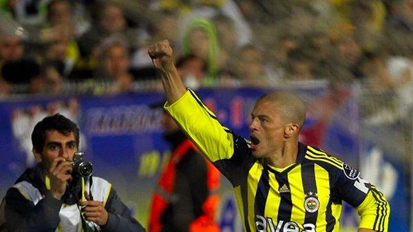 Lig tarihinde deplasmanda üst üste kazanma rekoru 12 maçla Fenerbahçe'nin.