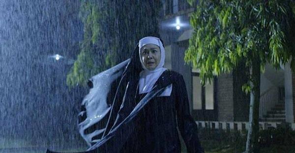 Film, bir öğrencinin beklenmedik ve ürkütücü ölümüne odaklanıyor. Bunun sonucunda da, kızların gittiği eski bir Katolik okulunun varlığı tehdit altına giriyor...