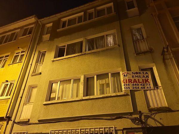 Acıbadem Mahallesi'nde bulunan 4 katlı apartmandaki dairesinde 5 yıldır yalnız yaşayan Teoman Beysan'dan uzun süredir haber alamayan komşuları, yoğun kokular yükselen evin kapısını çaldı.