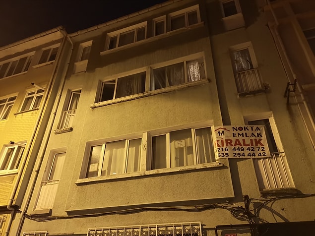 Acıbadem Mahallesi'nde bulunan 4 katlı apartmandaki dairesinde 5 yıldır yalnız yaşayan Teoman Beysan'dan uzun süredir haber alamayan komşuları, yoğun kokular yükselen evin kapısını çaldı.