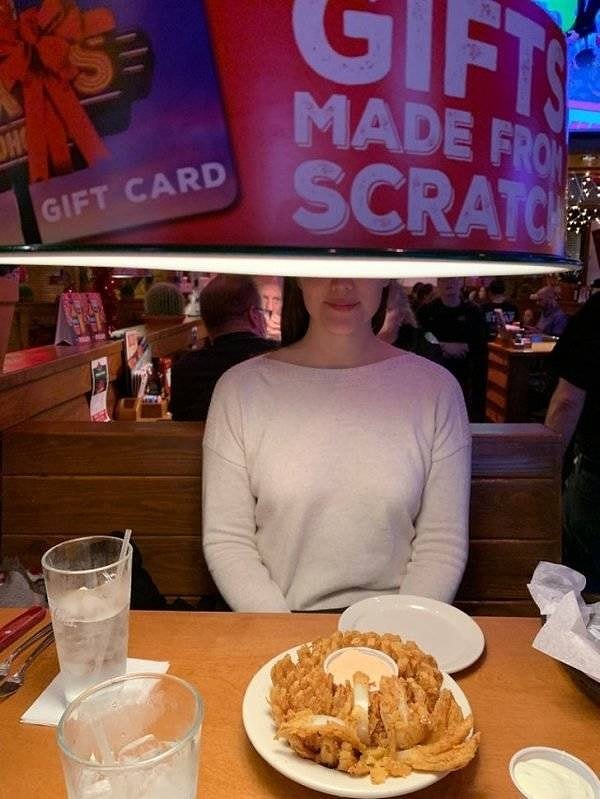 9. Столик для тех, кто избегает зрительного контакта :)