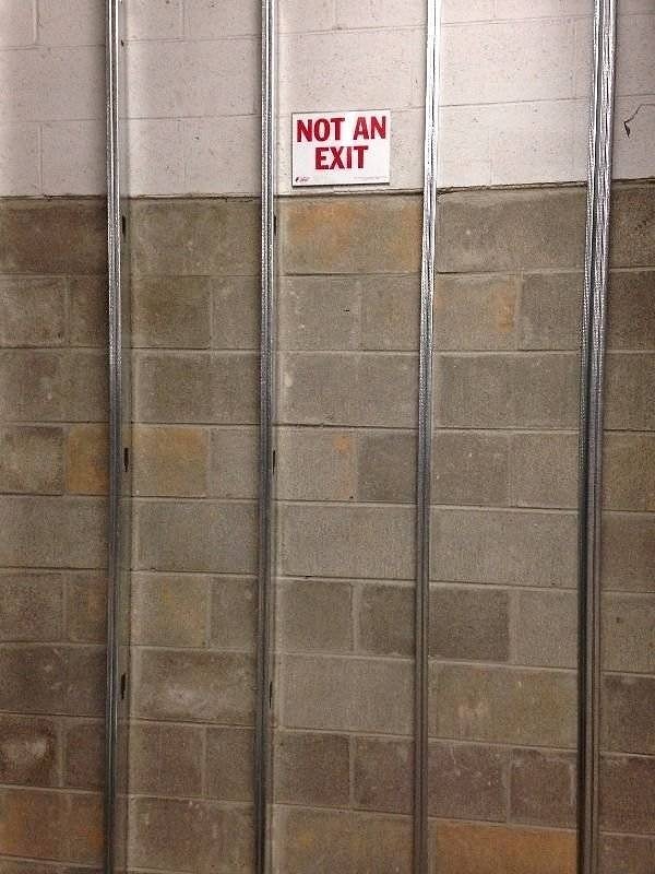 10. "Не выход" для всяких там маглов, а для тех кто шарит в магии точно найдется вход :)