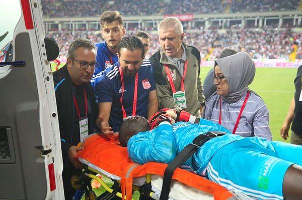 Sivasspor'da ilk yarının sonunda Tyler Boyd ile çarpışıp devre arasında baygınlık geçiren kaleci Mamadou Samassa, ambulansla hastaneye kaldırıldı.