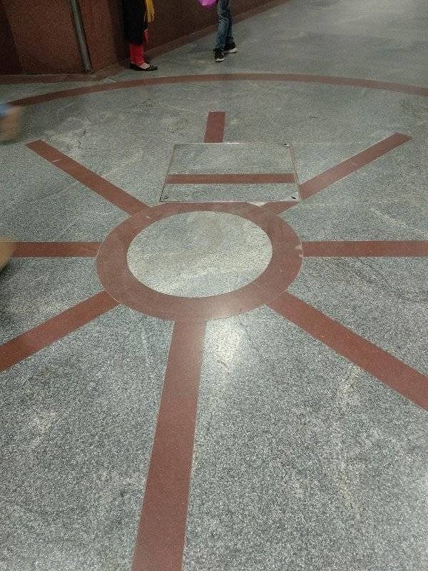 15. Куда жаловаться, чтобы этот люк положили по-нормальному?