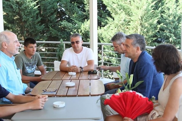 Olay sonrası Arnavutluk'un Turizm Bakanı turistlerle bir araya gelerek onlara çiçek verdi: