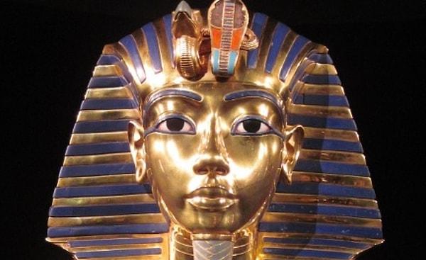 15. Eski Mısır firavunları, hizmetçilerine bal sürerdi.