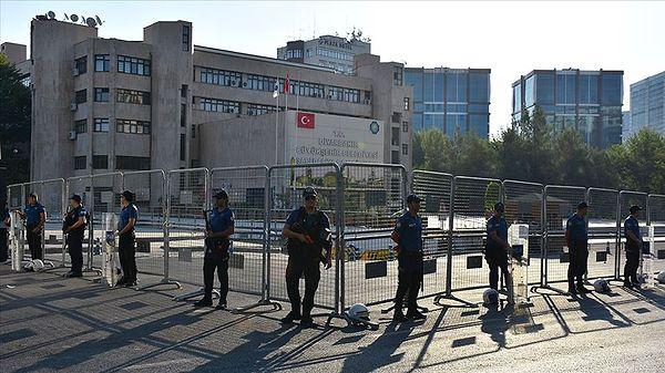 Kararın açıklanması öncesi Diyarbakır, Mardin ve Van belediyeleri polis çemberine alındı.