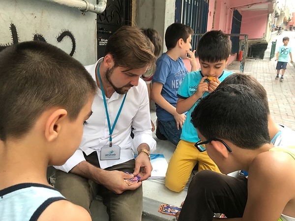 Mesele oyun oynamak olunca çocukla çocuk olmayı biraz abartırlar.