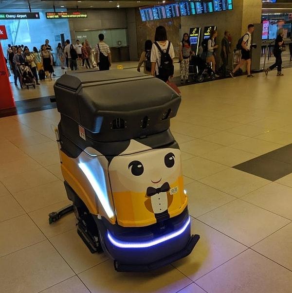 7. “Changi Havaalanı'nda robot yer temizleyicileri var.”