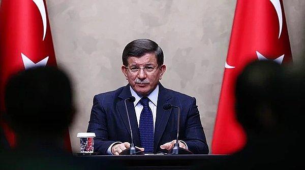 "Belediye başkanlarının görevden alınması demokratik sistemin ruhuna aykırıdır" diyen Davutoğlu da biz dizi tweet attı.