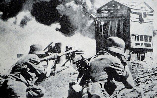 1942 - II. Dünya Savaşı: Stalingrad Muharebesi başladı.