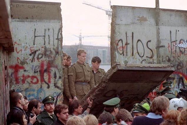 1990 - Batı Almanya ve Doğu Almanya, 3 Ekim'de birleşeceklerini duyurdular.