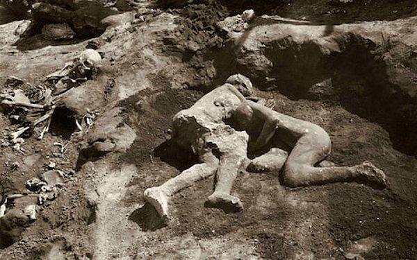 79 - Vezüv yanardağı püskürdü; Pompeii, Herculaneum, ve Stabiae şehirleri vokanik küller altında kaldı.