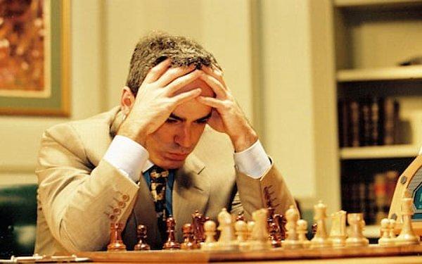 1997 - Kasparov, IBM Deeper Blue 2'ye karşı 2-1 yenildi. Bu bir dünya satranç şampiyonunun bilgisayara yenildiği ilk karşılaşma oldu.