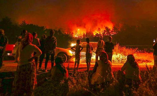 İzmir'in Karabağlar ilçesinde başlayan ve Seferihisar ile Menderes'e sıçrayan orman yangınında ciğerlerimiz yandı.