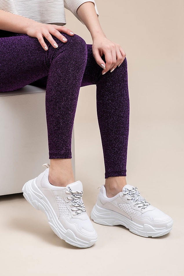 3. Beyaz sneaker mı? 😍 Neyin altına giysek havamızı değiştiriveren bu mükemmellere bayılıyoruz; yüksek tabanlı, çok rahat ve çok şık bir tanesini de hemen yakaladık.