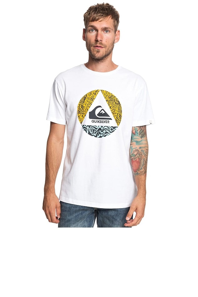 4. Bir erkeği en sportif ve en cool gösteren şey minimal desenli bir beyaz t-shirt, sizce de öyle mi? Evet dediğinizi duyar gibi olup hemen bu t-shirt'ü bulduk.