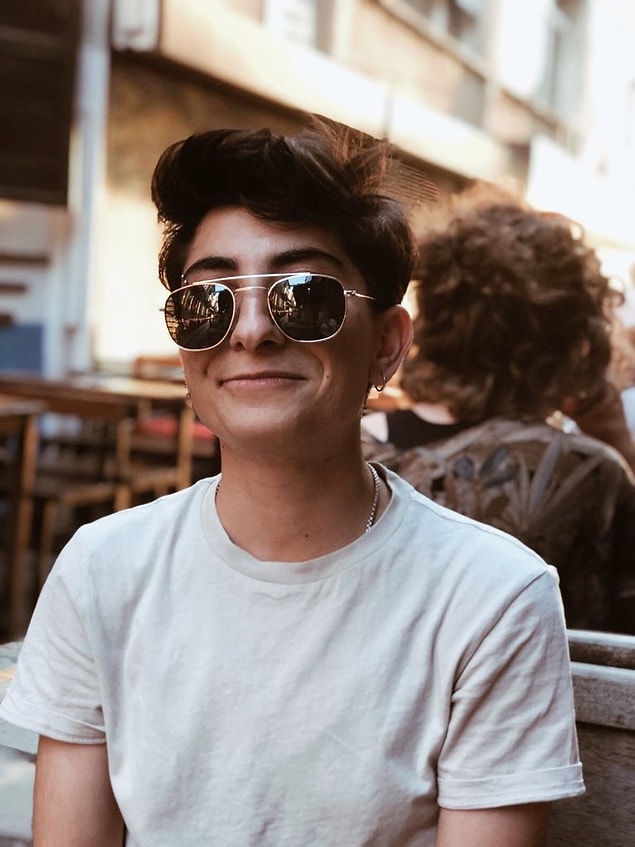 Şimdi sizi genç bir trans erkekle tanıştıracağız. O LGBTİ+ dünyasında zorlu süreç yaşayan bireylerden sadece bir tanesi. Ötekileştirilmeye çalışılsa da unutulan bir şey var: Bu, onun hayatı!