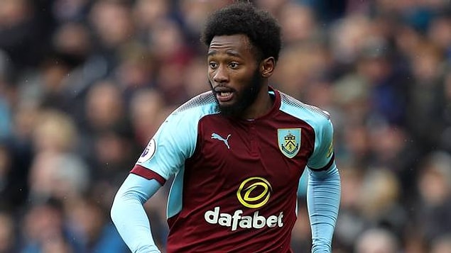 Kamerun asıllı Fransız topçu futbol hayatına Ligue 1'de başlayarak Nantes, Marsilya ve Monaco forması giydi, ardından İngiltere'de Burnley ve Tottenham'da oynadı.