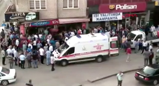 Çevredekilerin ihbarı üzerine olay yerine polis ve sağlık ekipleri sevk edildi.