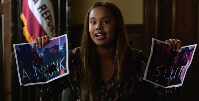 Hannah'ya tecavüz eden Bryce Walker'ın, Jessica'ya da bunu yaşattığını biliyoruz. Okula geri döndüğünde şimdi Hannah ile değil, onunla uğraşmaya başlamışlardı. Her yere yalan söylediğine, 'sürtük' olduğuna dair mesajlar yazılmaya başlandı.