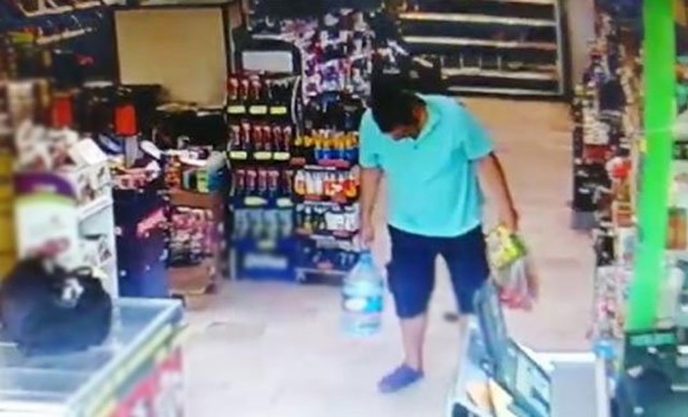 Marketin Ortasına Dışkısını Yapıp Ayağıyla da Dondurma Dolabının Altına İten Vatandaş!