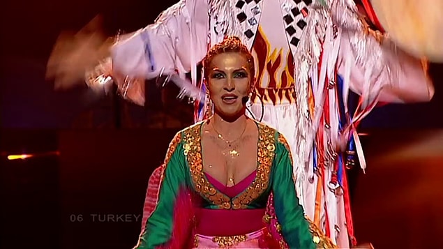 13. Türkiye'nin en loser anlarından biriydi herhalde. Şarkının ismini duyunca şimdi bile tüyleriniz diken diken olacak maalesef. 2005'te "Rimi Rimi Ley"i söyleyen bu şarkıcının ismi neydi?