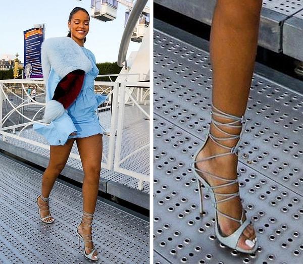 18. Rihanna'nın mazgal üzerinde yürüme konusunda ne kadar usta olduğunu bilmeyen yoktur. Biz onu izlerken mazgala sıkışıyoruz.