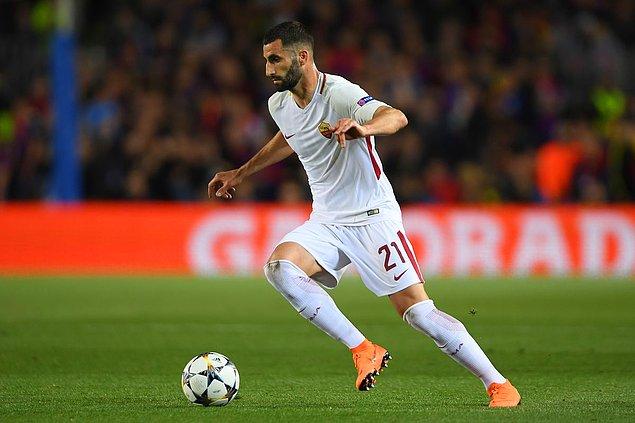 Futbol kariyerine başladığı Lyon'da 8 yıl forma giydikten sonra, Sevilla ve Roma formalarını terleten futbolcu, ön liberonun yanı sıra stoper olarak da oynayabiliyor.