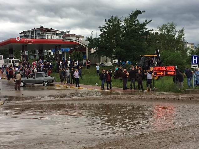 Samsun Büyükşehir Belediyesi, ilçe belediyeleri, polis, jandarma, 112 ve AFAD ekiplerince çalışma başlatıldı.