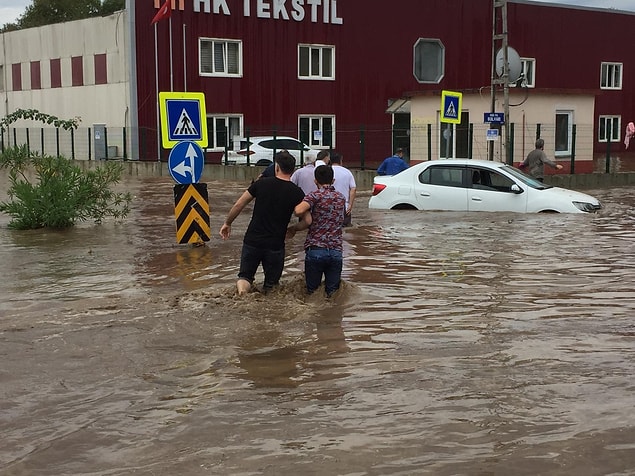 Saat 11.00 sıralarında başlayan sağanak yağış, yaklaşık 2 saat gibi bir sürede sele dönüştü.