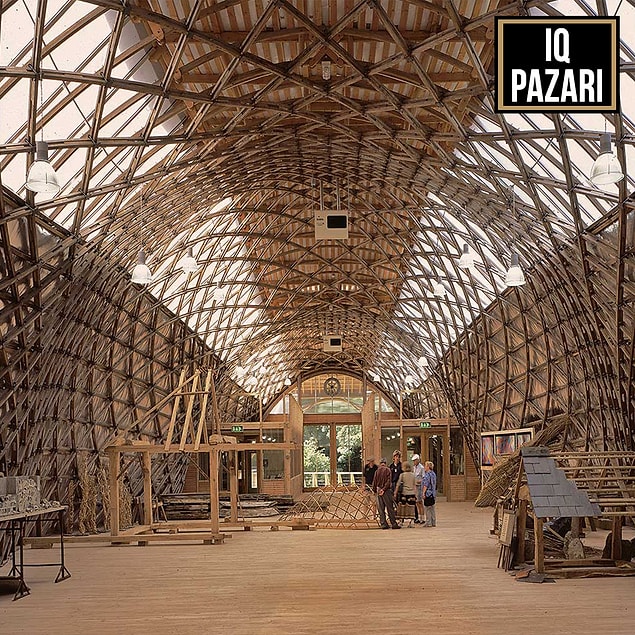 İngiltere, Chichester'da yer alan Downland Gridshell Açık Hava Müzesi'nin mimari yapısını dakikalarca izlemek istiyor insan.