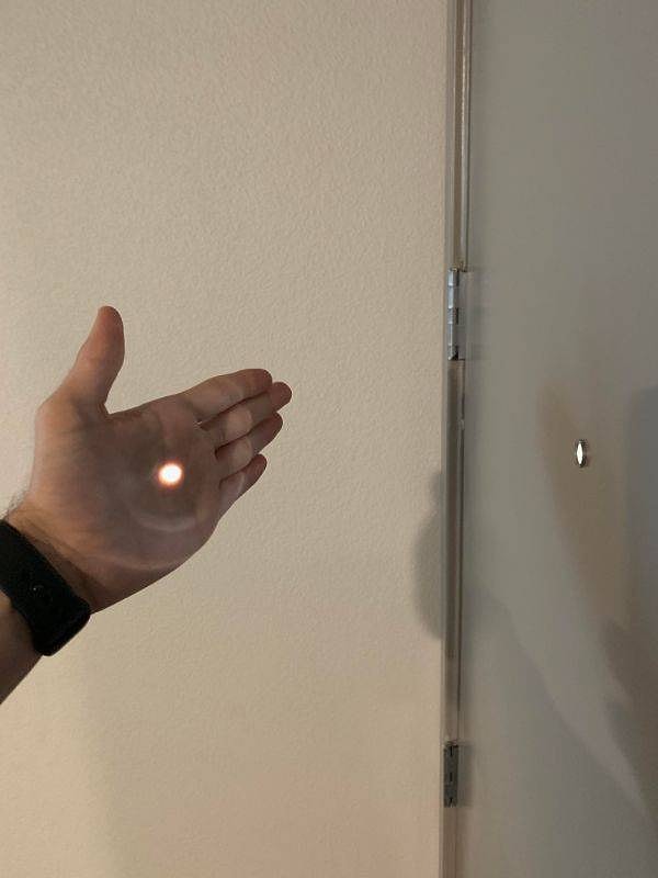 9. "Почти ослеп сегодня утром, когда хотел посмотреть в дверной глазок"