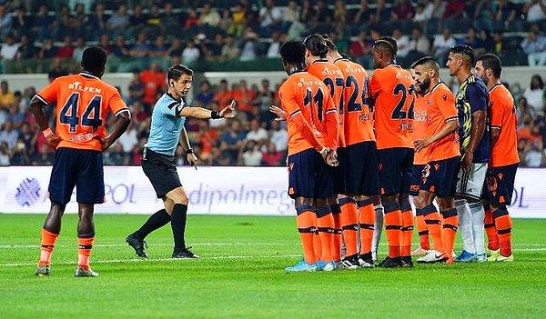 Süper Lig'in 2. hafta mücadelesinde Medipol Başakşehir, kendi sahasında Fenerbahçe'yi konuk etti.