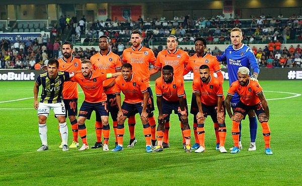 Emre Belözoğlu, Medipol Başakşehir'in maç öncesi fotosunda yer aldı.